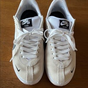 Like new Nike White Sneakers with Classic Design and Black Swoosh
